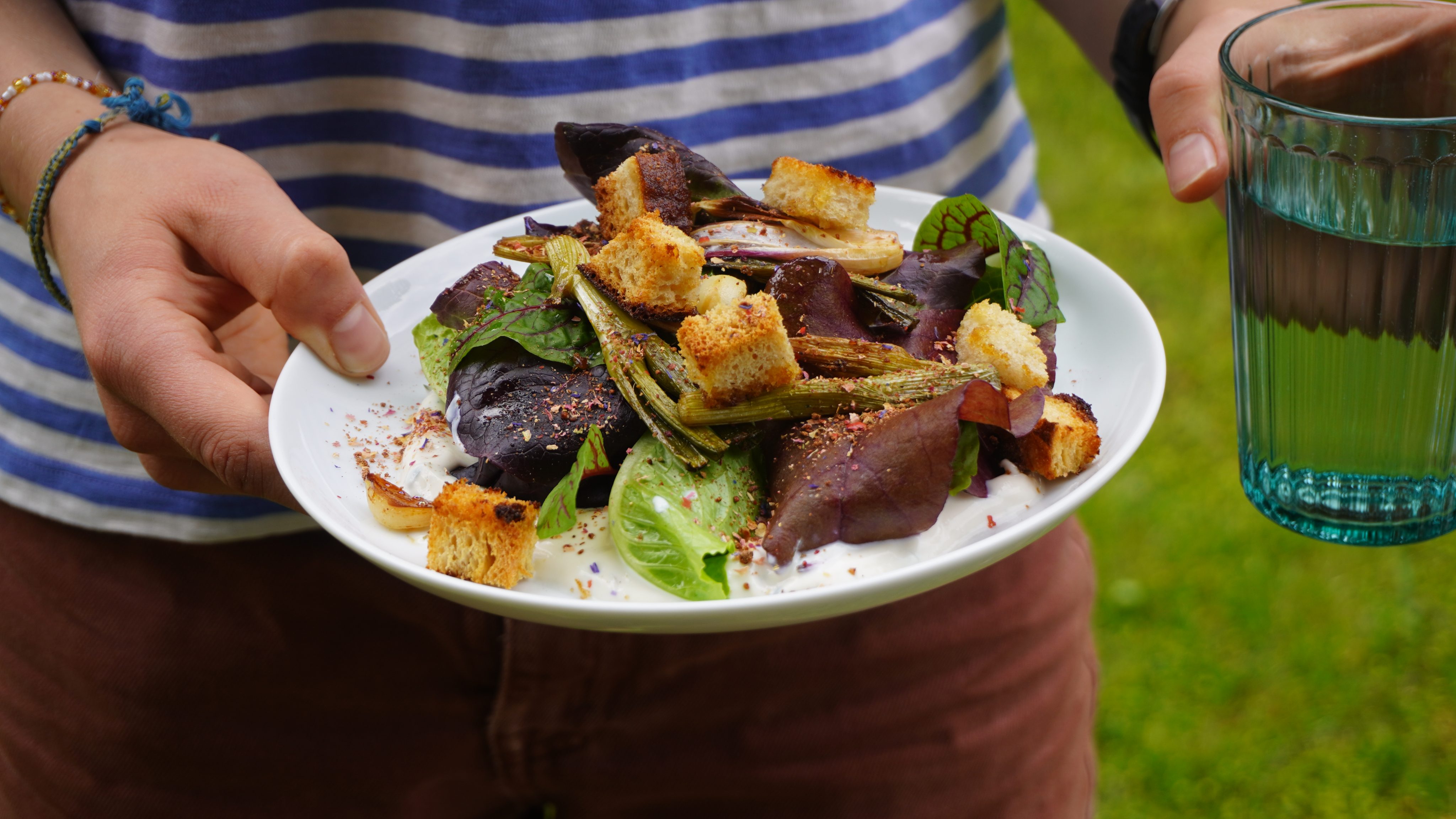 Kräutersalat mit gebackenem Knoblauch