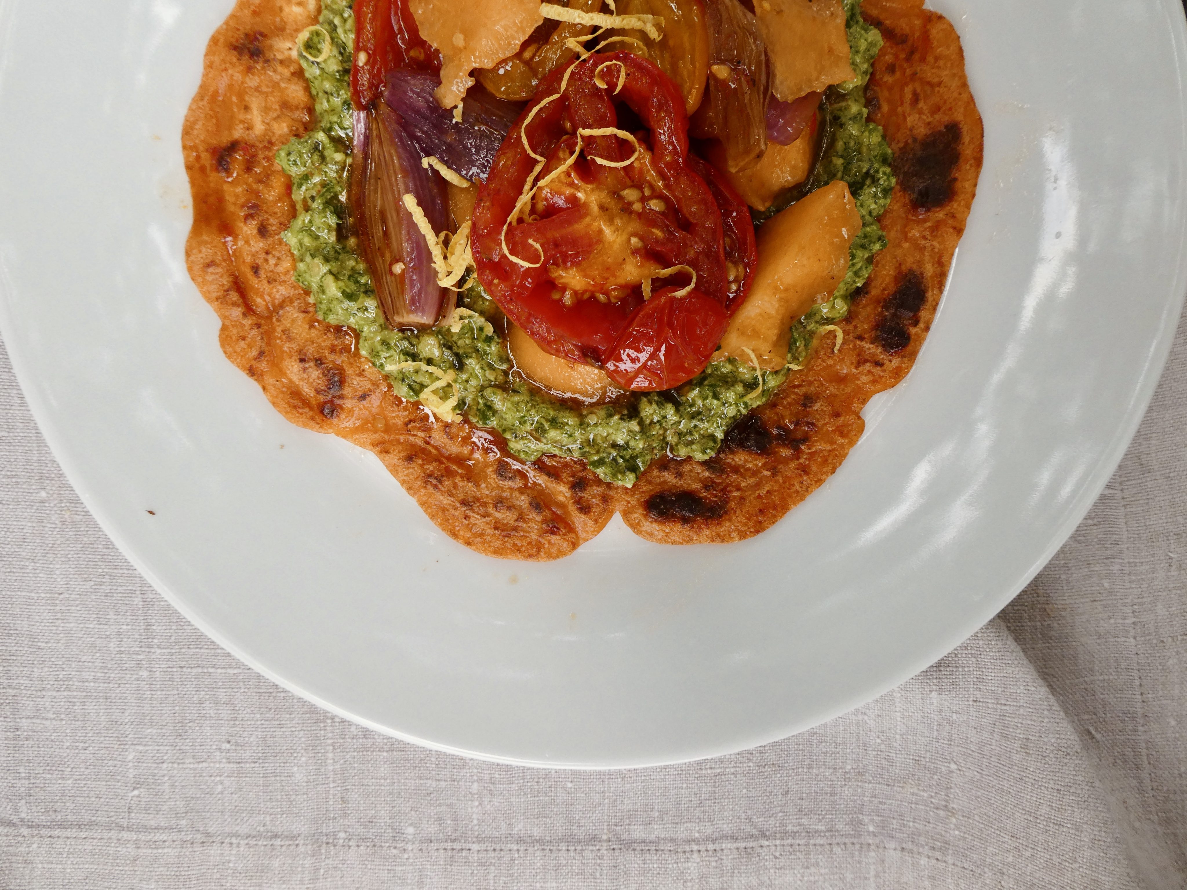 Ofentomaten mit Melone und Pesto auf Kichererbsenpfannkuchen