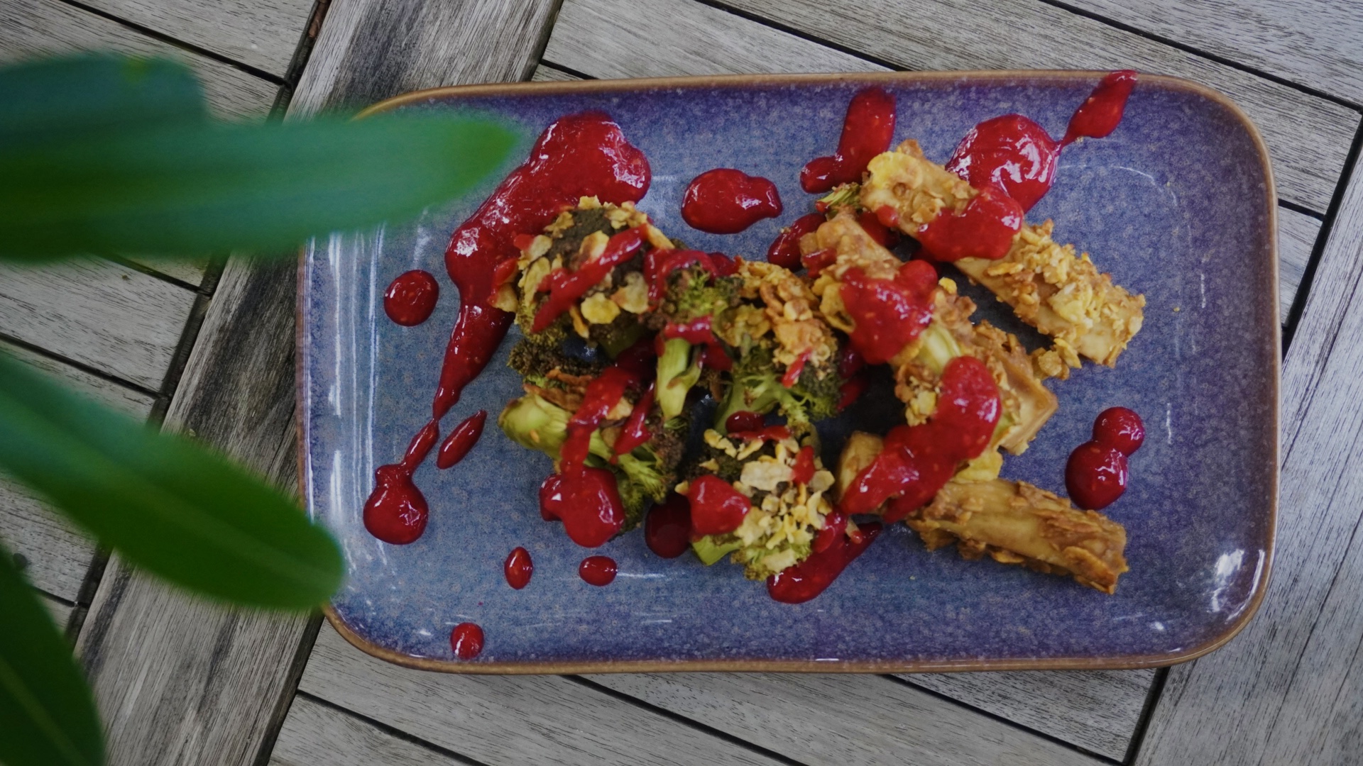 Knuspriger Brokkoli und Tofu mit scharfer Himbeersoße